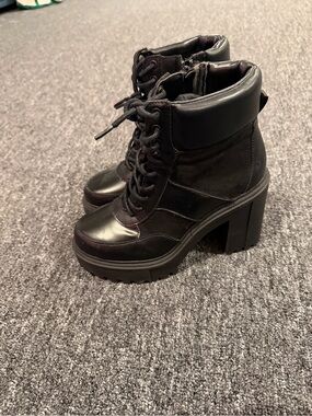 Madden Girl Roguee Black Platform Combat Boots Size 7.5 Women’s Lug Sole Lace Up